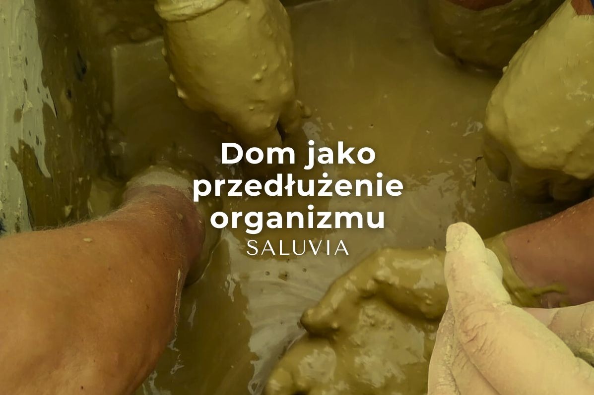 Stopy zanurzone w błotnej kąpieli, z widocznym tekstem 'Dom jako przedłużenie organizmu SALUVIA', sugerujące naturalne metody pielęgnacji.