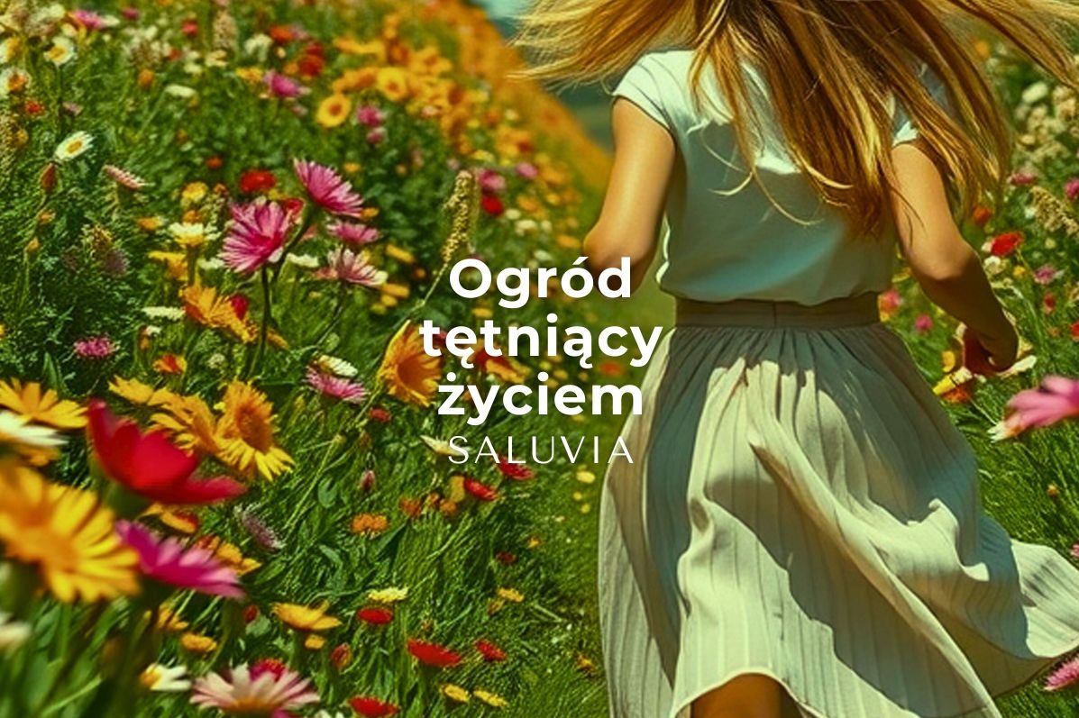 Dziewczynka biegnie przez łąkę pełną kolorowych kwiatów w słoneczny dzień. Widok z tyłu, podkreślający naturalność i swobodę w kwitnącym ogrodzie.