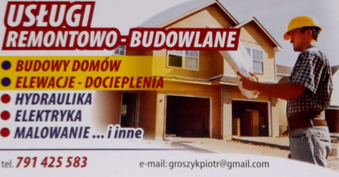 Wizytówka firmy remontowo-budowlanej z listą usług: budowa domów, elewacje-docieplenia, hydraulika, elektryka, malowanie i inne; w tle częściowo widoczny dom w trakcie budowy i mężczyzna w kasku...