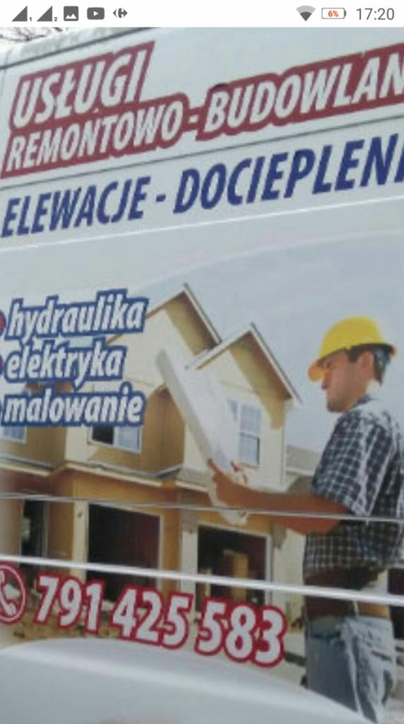 Reklama usług remontowo-budowlanych, elewacji i dociepleń na samochodzie, z ilustracją domu i numerem telefonu, pracownik w kasku analizuje plany.