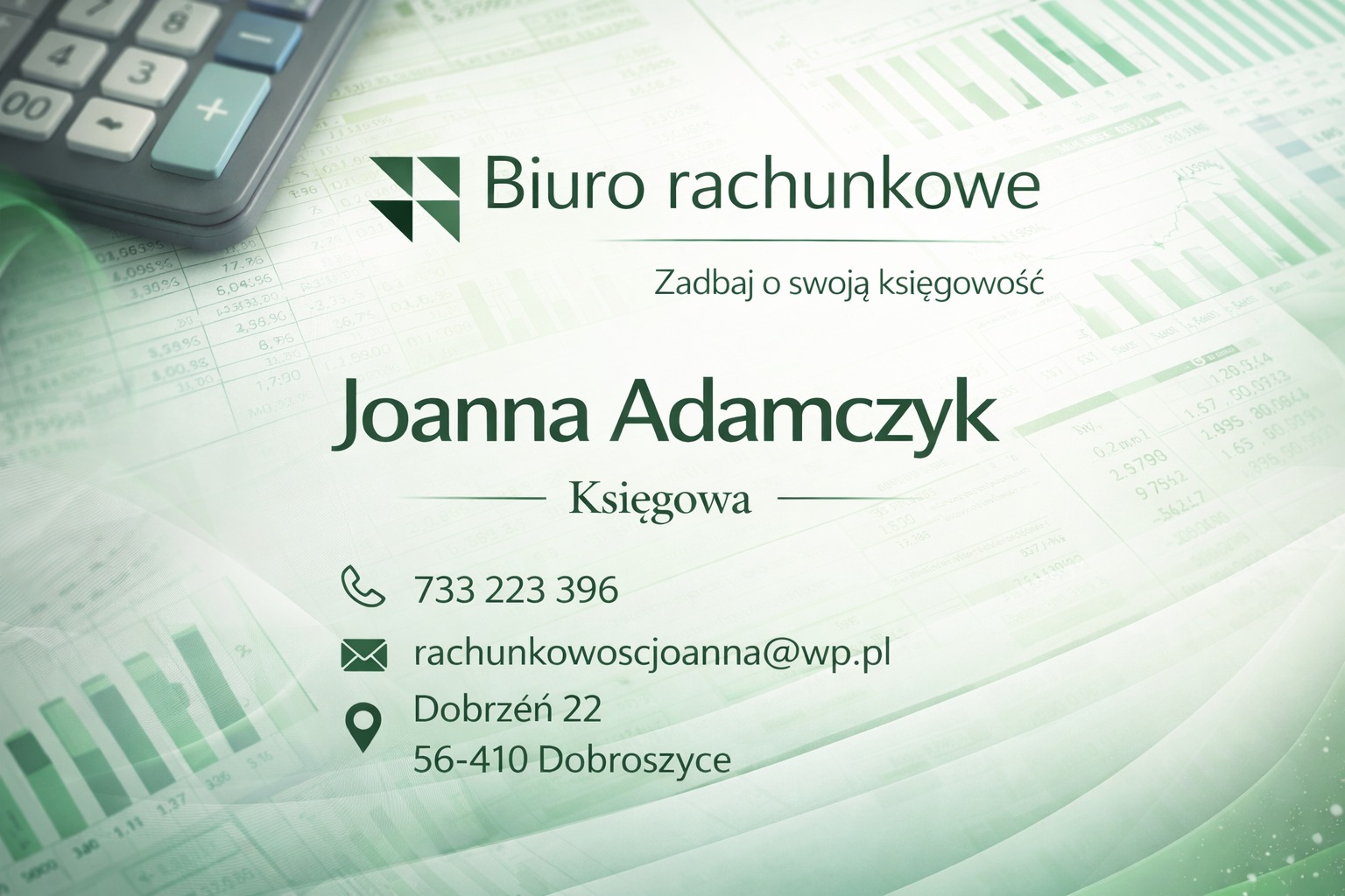 Profesjonalna wizytówka biura rachunkowego z imieniem Joanna Adamczyk, numerem telefonu, adresem e-mail i adresem siedziby na tle arkuszy kalkulacyjnych i kalkulatora.