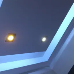 Podwieszany sufit z oświetleniem LED w kolorze chłodnego błękitu i dwoma punktowymi lampami w kwadratowych oprawach, widok z dołu.