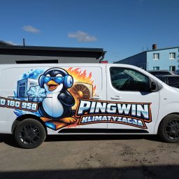 S&S Logistics Szymon Siemieniako - Biały samochód dostawczy z grafiką pingwina w okularach i słuchawkach, logo firmy 'Pingwin Klimatyzacja' i numerem telefonu na boku, na tle budynku z klimatyzatorem.