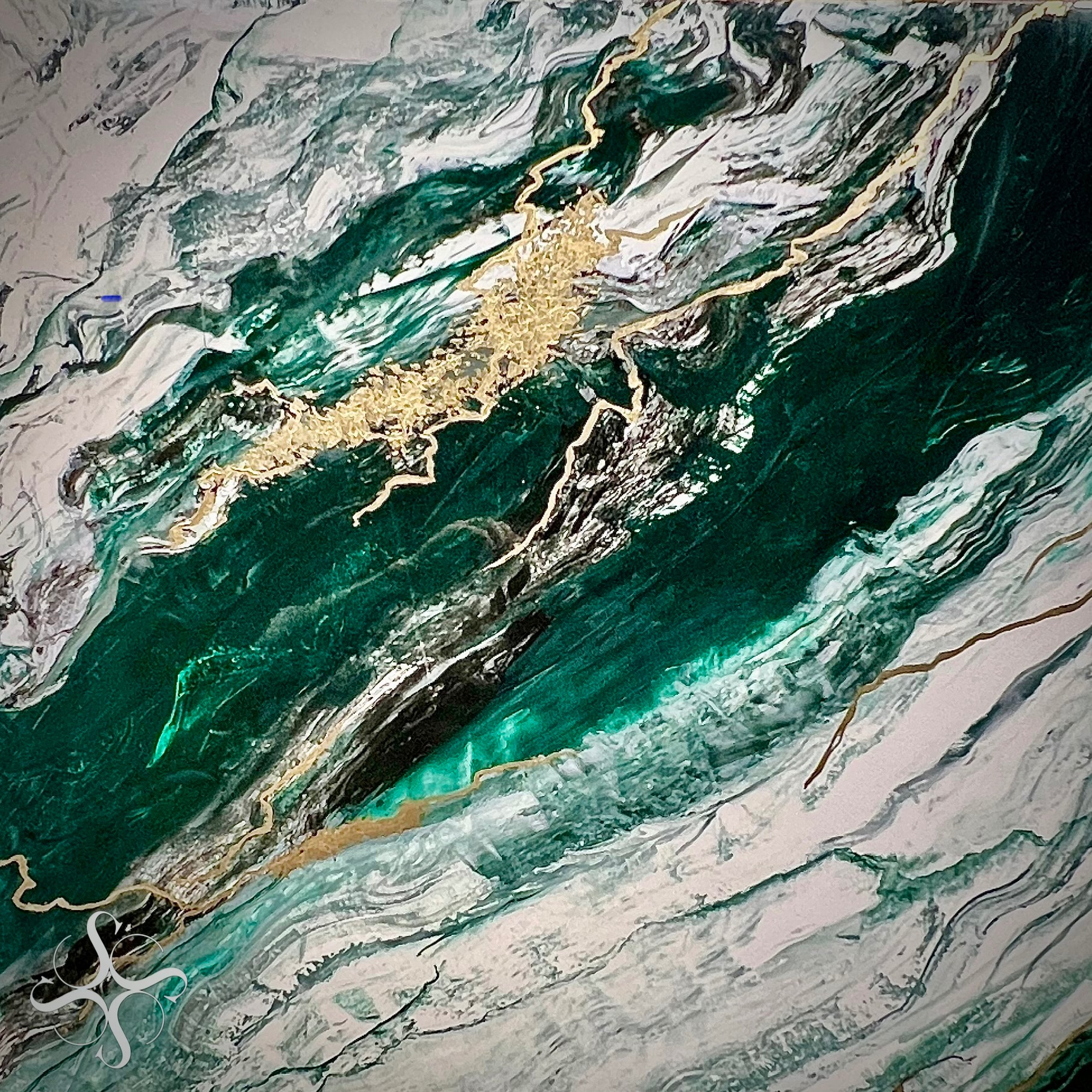 Abstrakcyjna kompozycja malarska w odcieniach szmaragdowej zieleni, bieli i złota, przypominająca marmurkowy wzór z żywicą epoksydową i złotymi żyłkami.