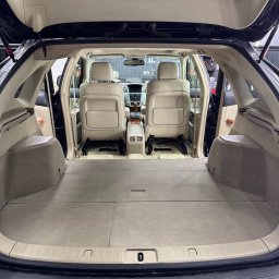 King Art - Wnętrze bagażnika Lexus RX z beżową tapicerką po czyszczeniu. Widok z tyłu, otwarte drzwi bagażnika, czyste siedzenia i podłoga. Detal: logo Lexus na zderzaku.