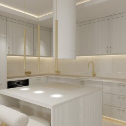 Lumi Interior - Nowoczesna kuchnia w odcieniach beżu ze złotymi akcentami, wyspa z hokerami, oświetlenie LED. Realizacja w Szczecinie. Minimalistyczny design, ryflowane fronty.