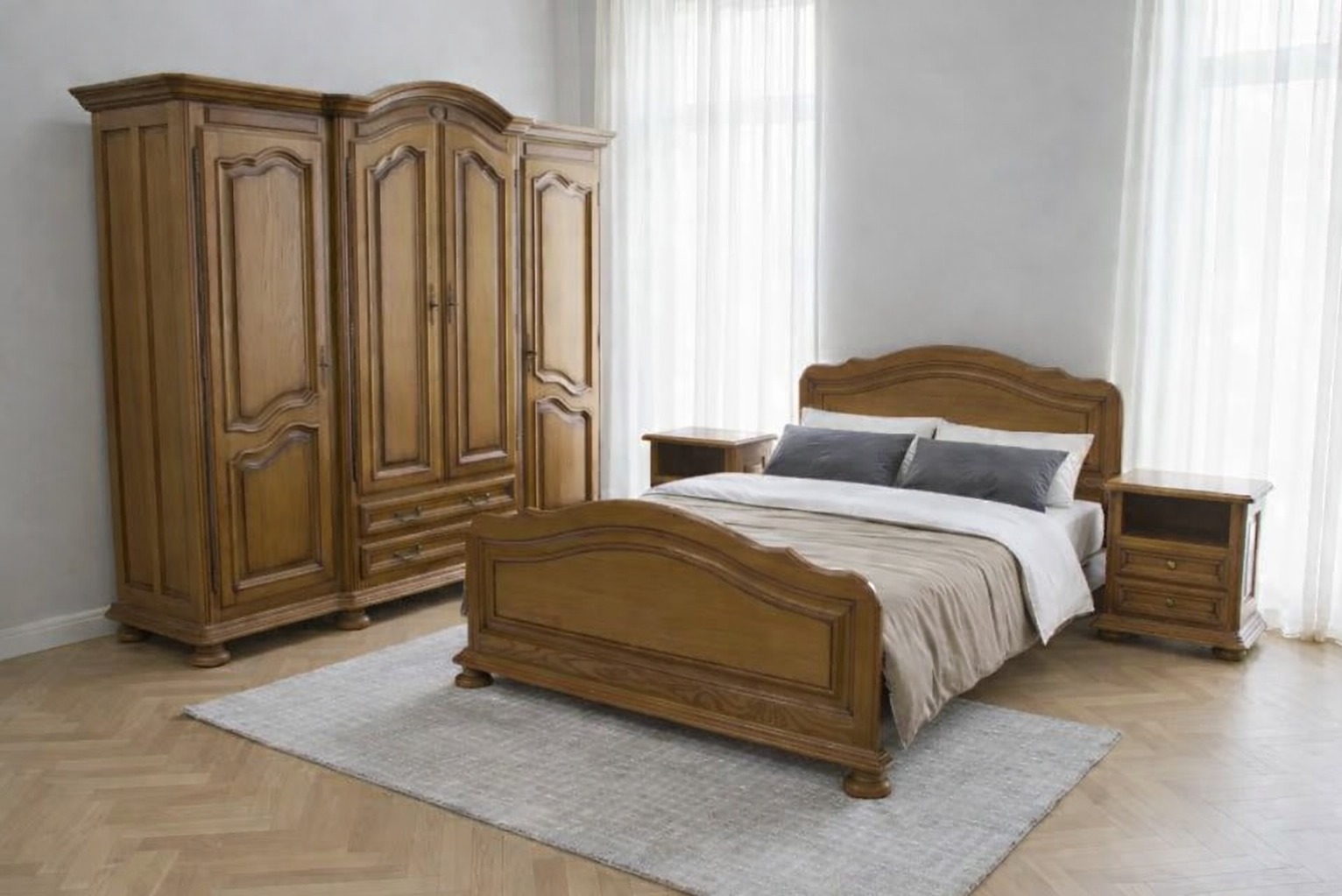 Komplet drewnianych mebli sypialnianych w stylu klasycznym: łóżko, szafki nocne i duża szafa z frezowanymi frontami, na parkiecie ułożonym w jodełkę.