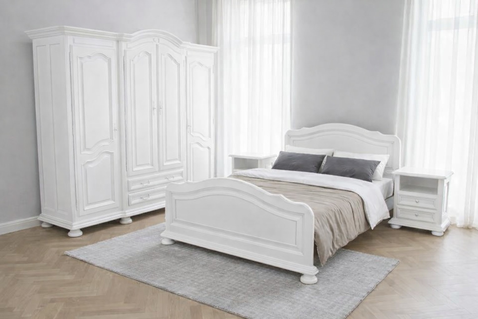 Biała sypialnia w stylu klasycznym: łóżko z szafkami nocnymi i duża szafa z frezowanymi frontami. Całość na tle jasnych zasłon i parkietu.