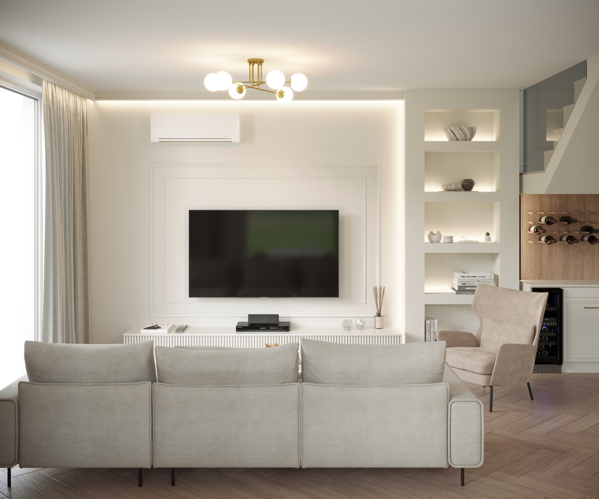 Elegancki salon z beżową sofą, telewizorem na ścianie z dekoracyjną ramą i oświetlonymi półkami. Widoczny klimatyzator i fotel w odcieniach beżu.