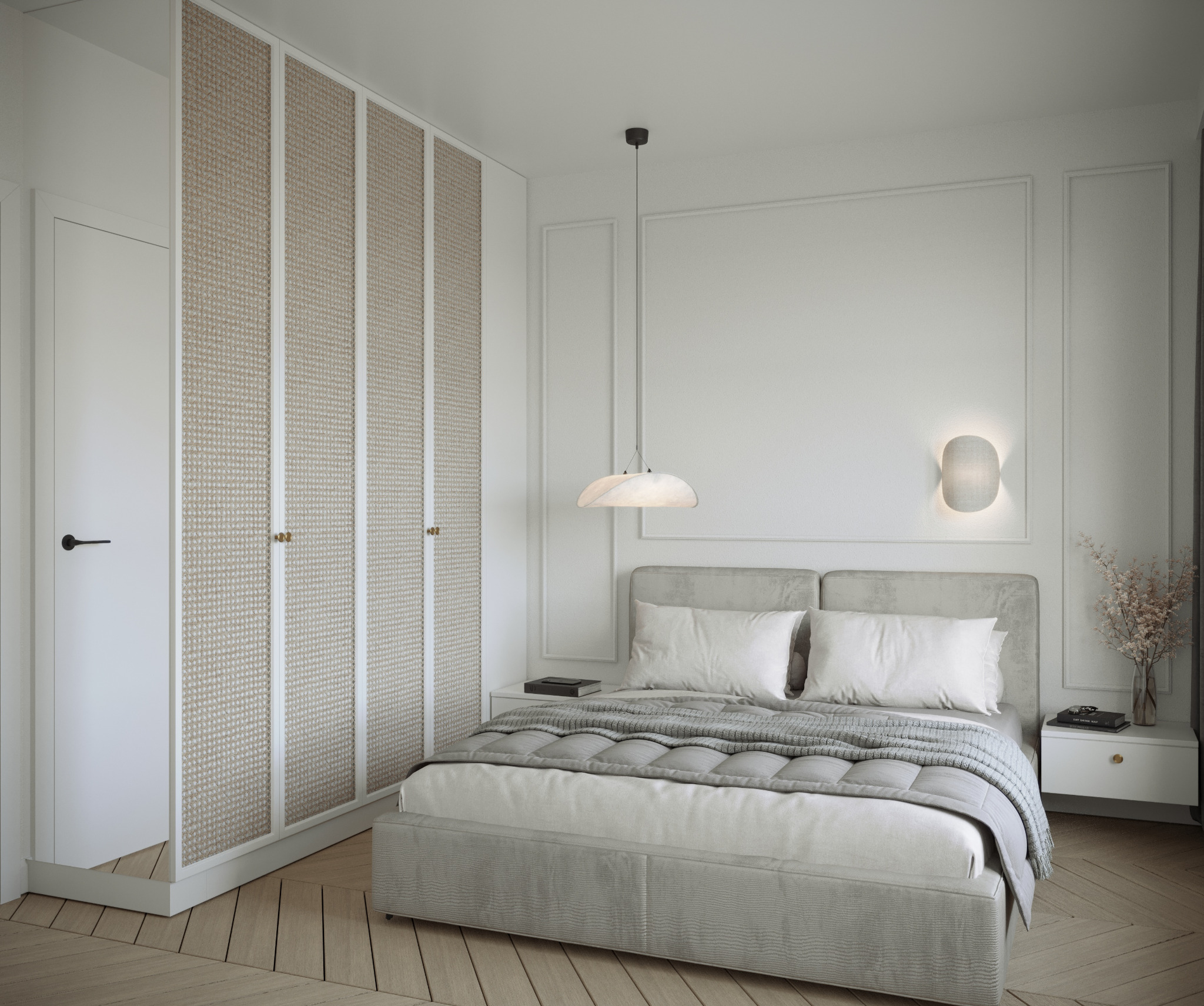 Jasna sypialnia z łóżkiem, szafą z rattanowymi frontami i drewnianą podłogą. Minimalistyczna lampa wisząca i kinkiet dopełniają aranżację.