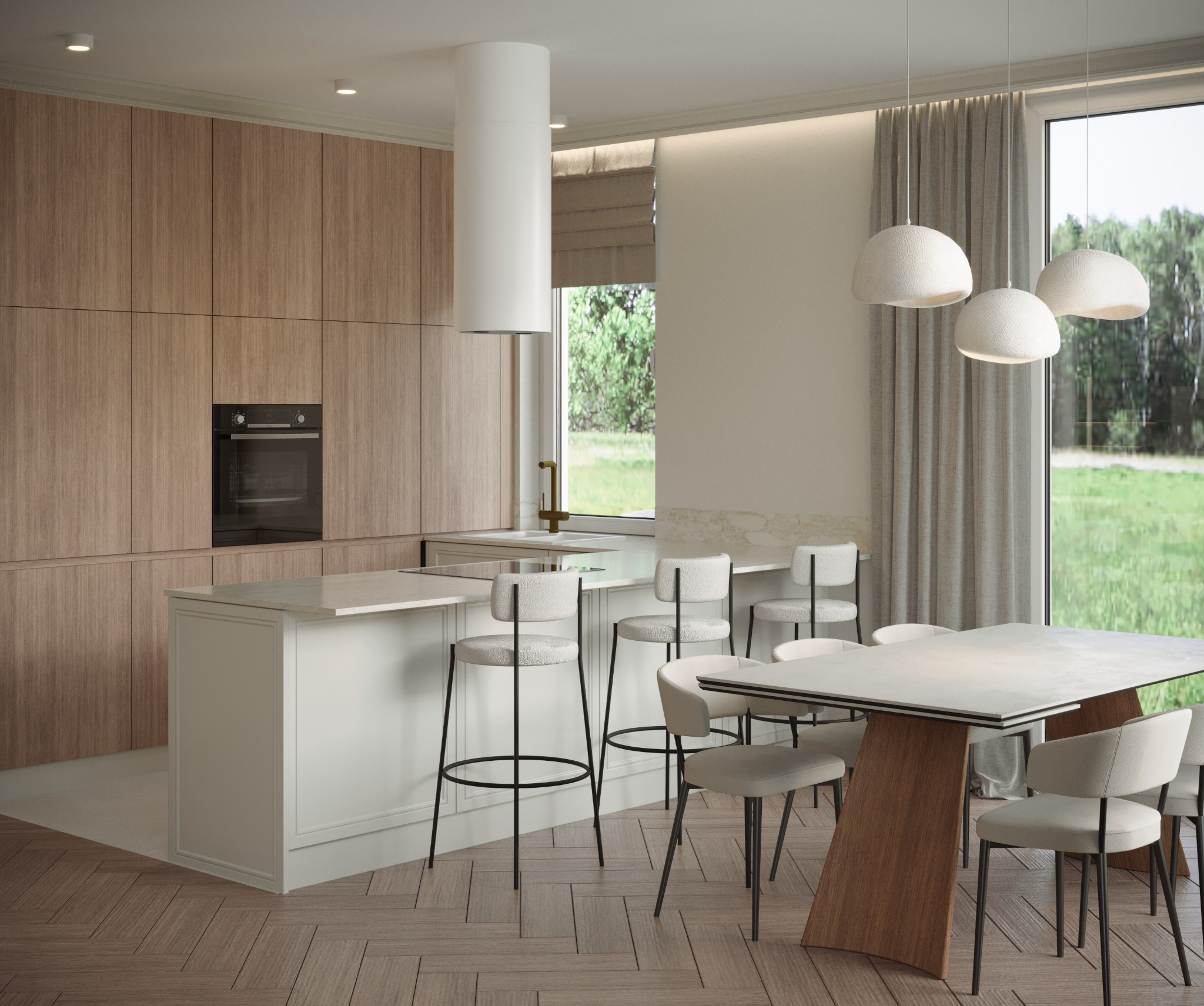 Nowoczesna kuchnia z drewnianymi szafkami, wyspą i białymi hokerami. Duże okno z widokiem na zieleń. Minimalistyczne lampy wiszące nad stołem z krzesłami.