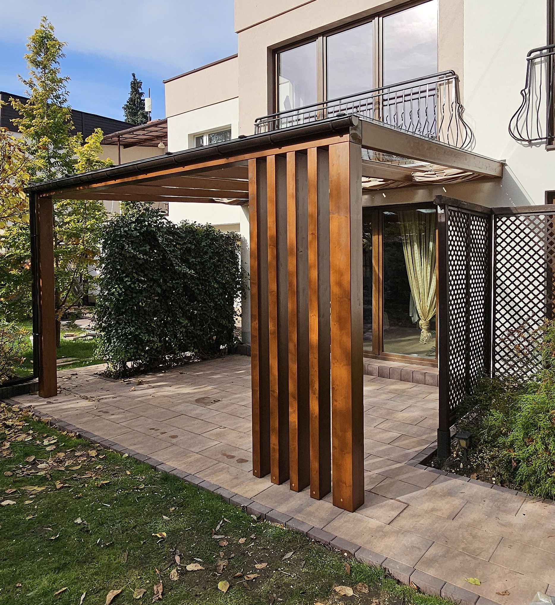 zadaszenie na wymiar z drewna BSH, na górę szyba hartowana 8 mm, zasłony przeciwsłoneczne bawełniane, razem z montażem