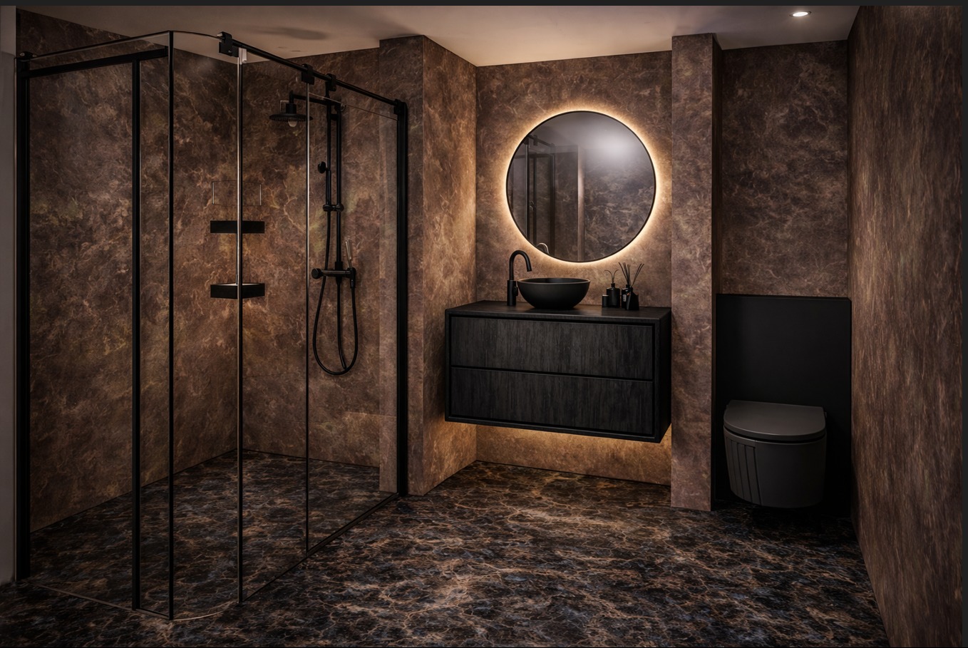Nowoczesna łazienka z kabiną prysznicową typu walk-in, umywalką nablatową i podświetlanym lustrem w okrągłej ramie. Ciemna kolorystyka i marmurowe wykończenie ścian.