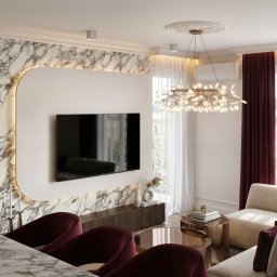 M2 Projekt - Elegancki salon z marmurową ścianą TV, nowoczesnym oświetleniem i burgundowymi krzesłami. Widok na miasto przez okno z bordową zasłoną. Luksusowe wykończenie.