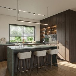 M2 Projekt - Nowoczesna kuchnia z wyspą i hokerami, drewniane fronty szafek, oświetlenie liniowe LED, marmurowy blat, widok na zieleń za oknem. Minimalistyczny design.