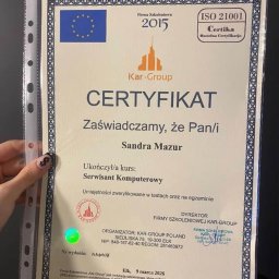 Mobilna pomoc IT - Sandra Mazur - Certyfikat ukończenia kursu serwisanta komputerowego przez Sandrę Mazur, wydany przez Kar-Group, z datą 9 marca 2026. Widoczny hologram i logo firmy.