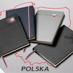 Cztery eleganckie kalendarze w odcieniach szarości i granatu, z motywem mapy Polski w tle. Każdy ma zakładkę i subtelne detale, np. flaga Polski lub geometryczny wzór.