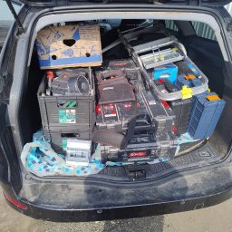 Projektowanie i rozłożenie instalacji: Od planowania punktów oświetleniowych po optymalne rozmieszczenie gniazd.
Montaż nowoczesnych rozdzielnic: Serce Twojej instalacji buduję z dbałością o estetykę i najwyższe standardy bezpieczeństwa.