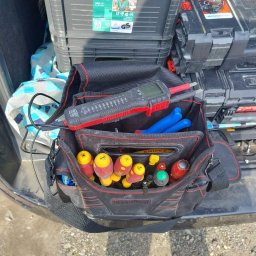 Kompleksowe instalacje elektryczne – projektuję i wykonuję systemy w domach, mieszkaniach i biurach.
Modernizacja starych instalacji .
Montaż osprzętu i oświetlenia – montuję lampy, taśmy LED, gniazdka i włączniki.
Podłączanie płyt indukcyjnych 