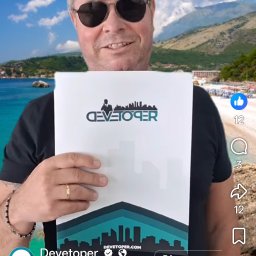 NIERUCHOMOŚCI-NOCLEGI SPÓŁKA Z OGRANICZONĄ ODPOWIEDZIALNOŚCIĄ - Mężczyzna w okularach słonecznych prezentuje logo firmy deweloperskiej na tle plaży. Logo zawiera sylwetkę miasta i napis 'DEVETOPER'.