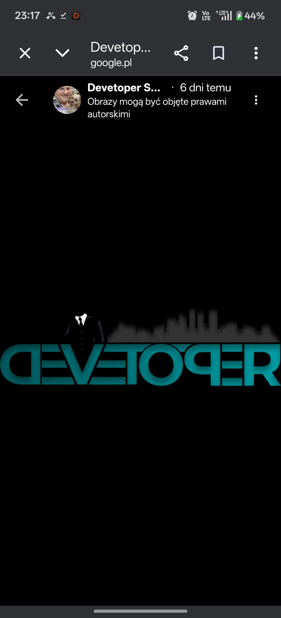 Grafika z sylwetką w garniturze na tle panoramy miasta i napisu 'DEVELOPER' w odwróconej perspektywie, utrzymana w ciemnej tonacji z akcentami turkusowymi.