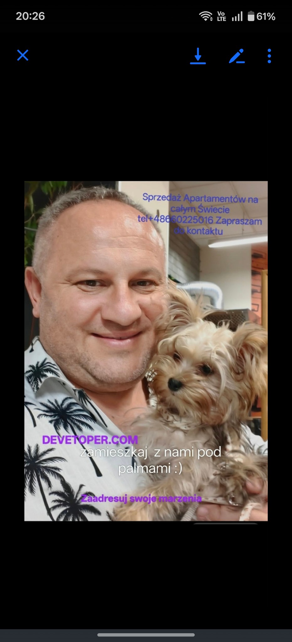Mężczyzna w koszuli w palmy trzyma psa. Tekst: Sprzedaż apartamentów na całym świecie, tel. +48660225016. Zamieszkaj z nami pod palmami. Zaadresuj swoje marzenia.