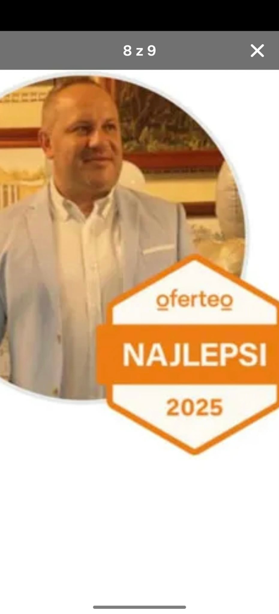Mężczyzna w jasnej marynarce, uśmiechnięty, z logotypem Oferteo 'Najlepsi 2025' w pomarańczowej ramce. Portret w jasnym otoczeniu.