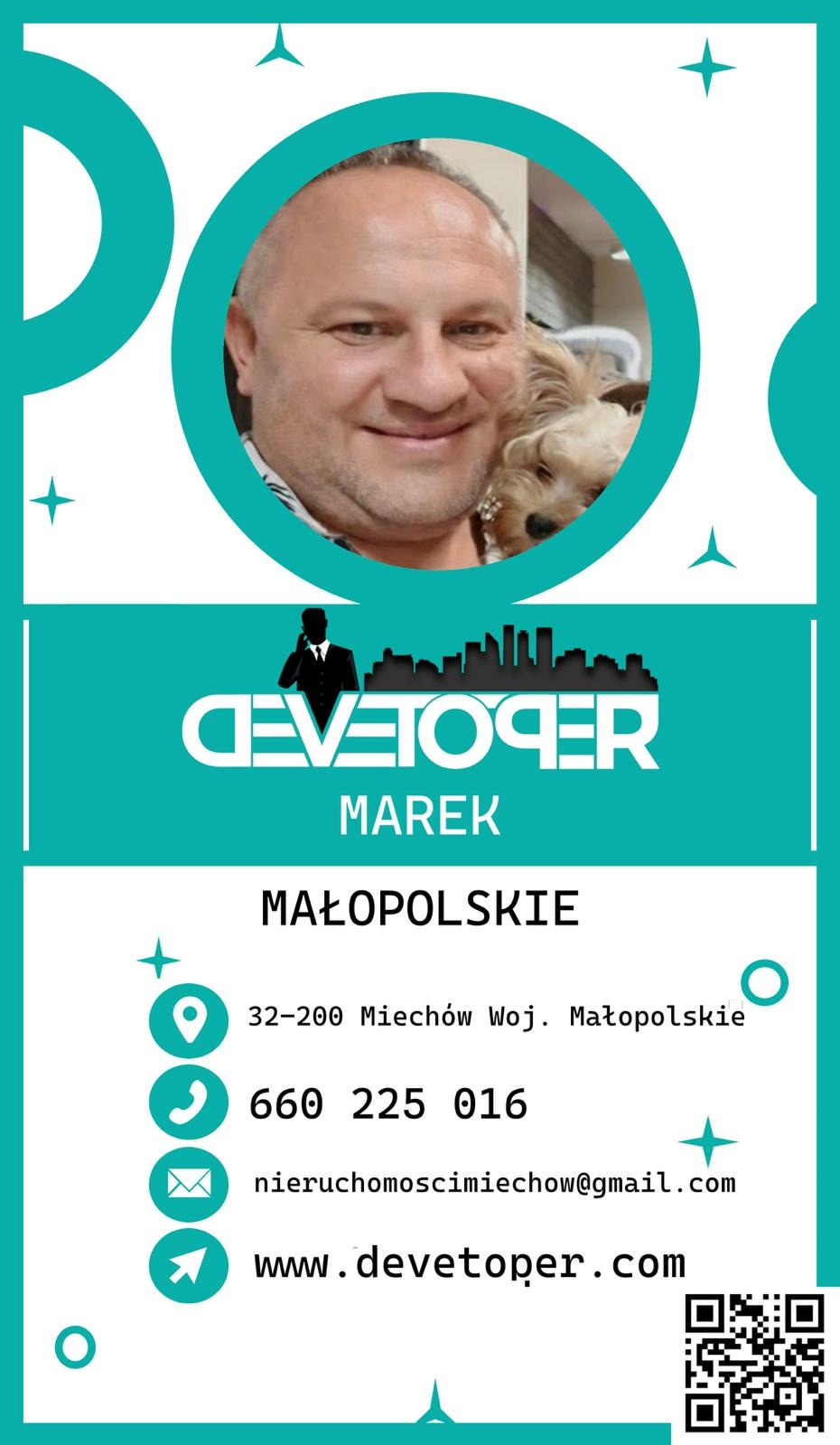 Wizytówka dewelopera z portretem mężczyzny i psa, logo firmy, adresem, numerem telefonu, adresem e-mail i kodem QR w kolorze turkusowym.