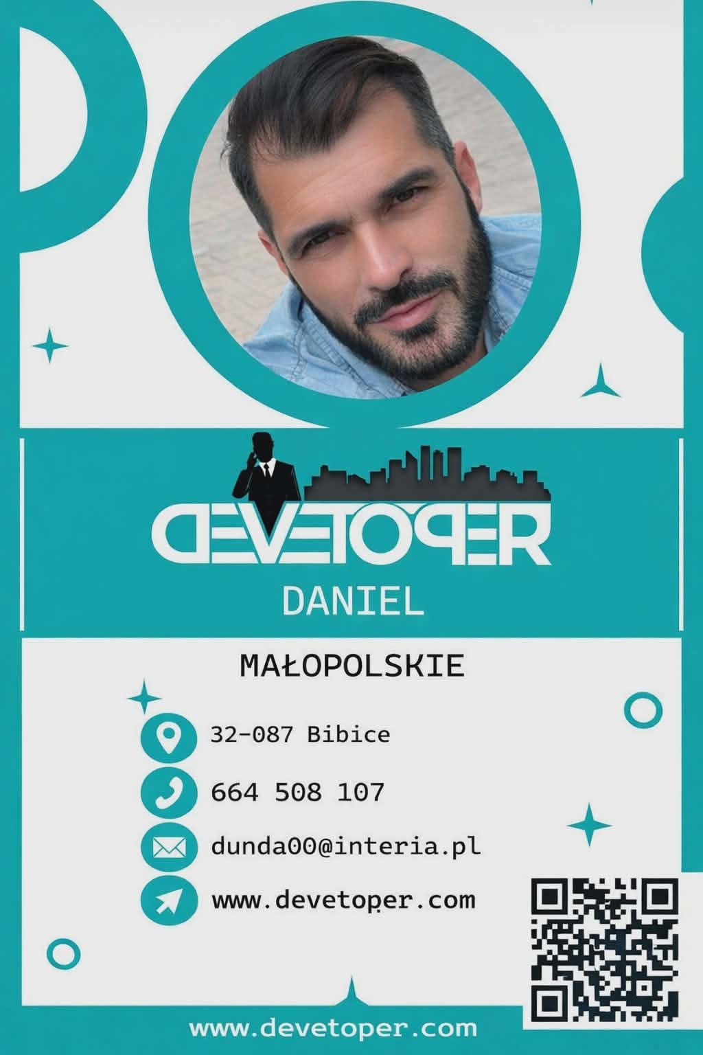 Wizytówka dewelopera Daniel z Małopolski, z adresem, numerem telefonu, adresem e-mail i kodem QR. W tle sylwetka miasta i portret mężczyzny.