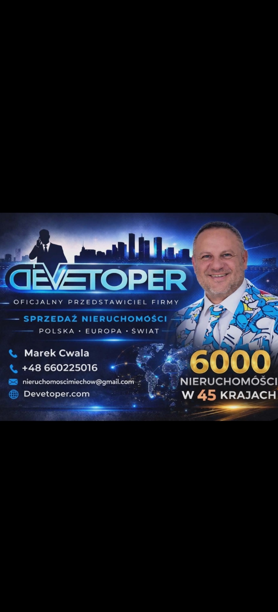 Grafika reklamowa firmy Devetoper: sprzedaż nieruchomości w Polsce, Europie i na świecie. Zdjęcie uśmiechniętego mężczyzny w marynarce w smurfy, logo firmy i dane kontaktowe.
