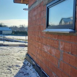 Montaż kamer na elewacji z wykorzystaniem puszek termoizolacyjnych, które zapobiegają powstawaniu mostków termicznych.