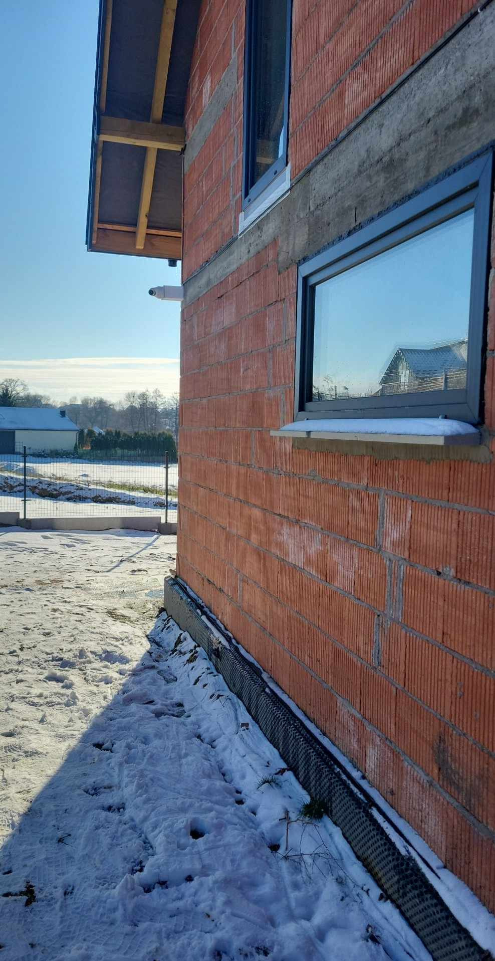 Montaż kamer na elewacji z wykorzystaniem puszek termoizolacyjnych, które zapobiegają powstawaniu mostków termicznych.