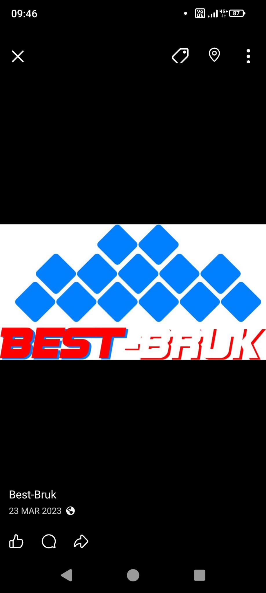 Logo firmy Best-Bruk z niebieskimi kwadratami ułożonymi w piramidę nad czerwoną nazwą firmy. Grafika na białym tle.