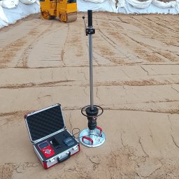 GEOWOL - Badanie gruntu: płyta dynamiczna VSS i walec wibracyjny na piasku. Sprzęt pomiarowy w otwartej walizce. Analiza zagęszczenia podłoża przed budową.