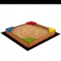 PAN KLEPKA MACIEJ ZALEWSKI - Drewniana piaskownica z kolorowymi narożnikami (czerwony, żółty, zielony, niebieski) wypełniona piaskiem, umieszczona na czarnej macie. Widok z góry.