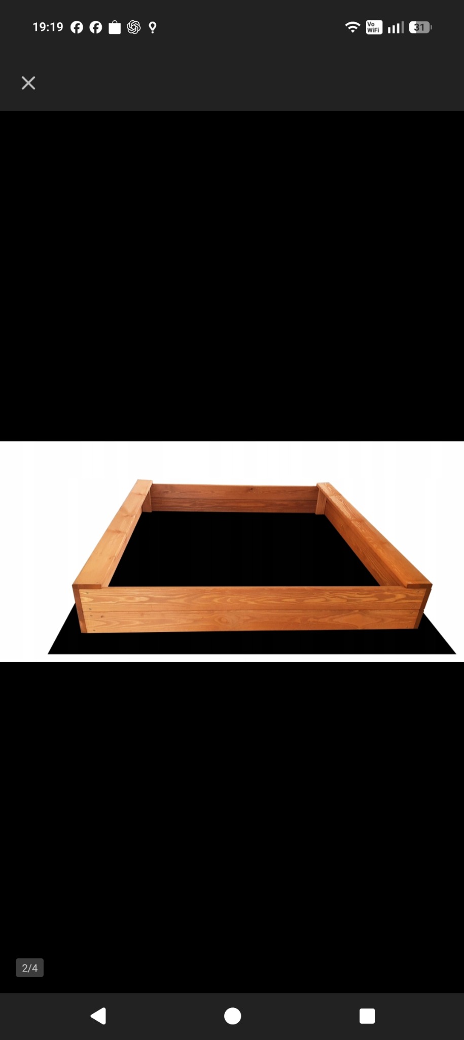 Drewniana, prostokątna rama z desek o ciepłym odcieniu brązu, prawdopodobnie podwyższona grządka, na białym tle z czarnym dnem. Widok z przodu, centralnie.