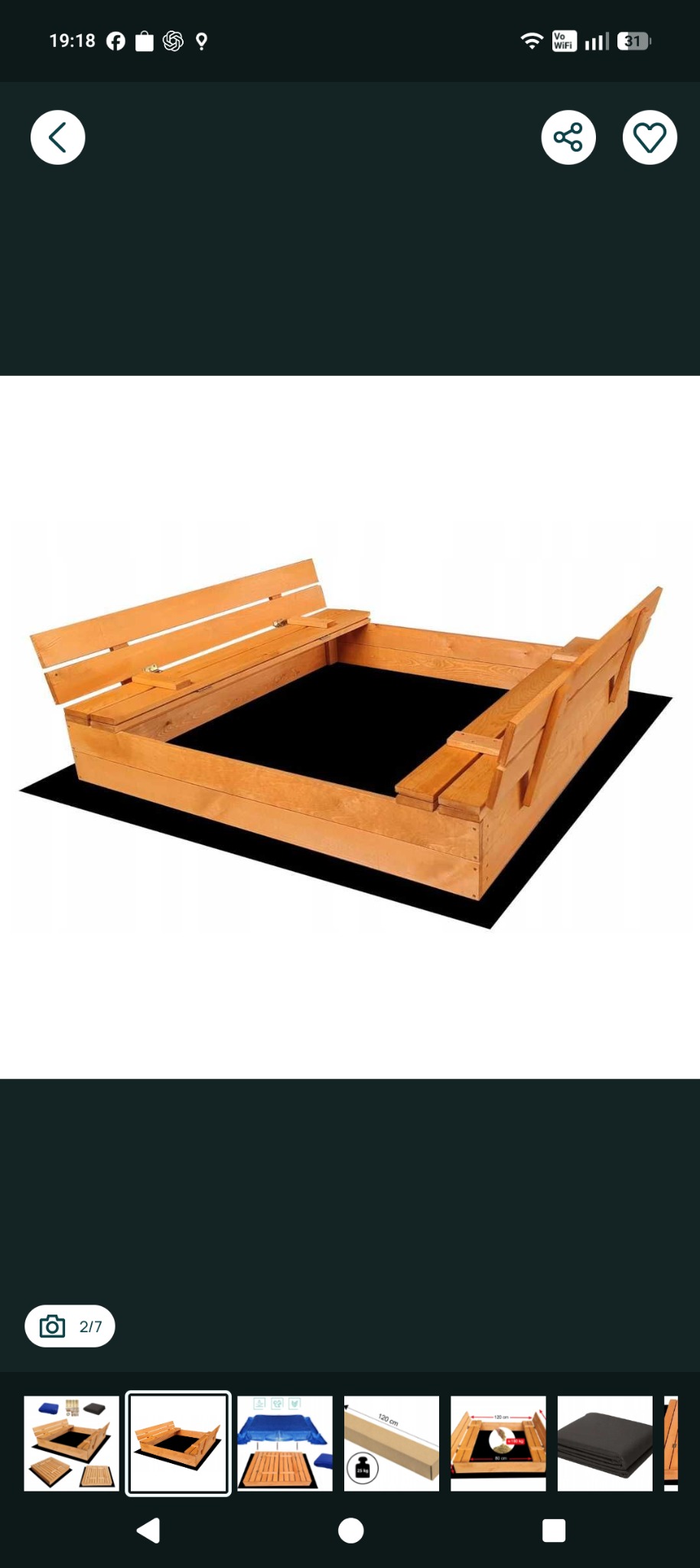 Drewniana piaskownica z ławeczkami i pokrywą, ustawiona na czarnej macie. Jasne drewno, prosta konstrukcja, widok z góry, równomierne oświetlenie.