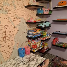 Damian Urban - Przyklejenie fototapety w pokoju dla dzieci. Półki własny pomysł.