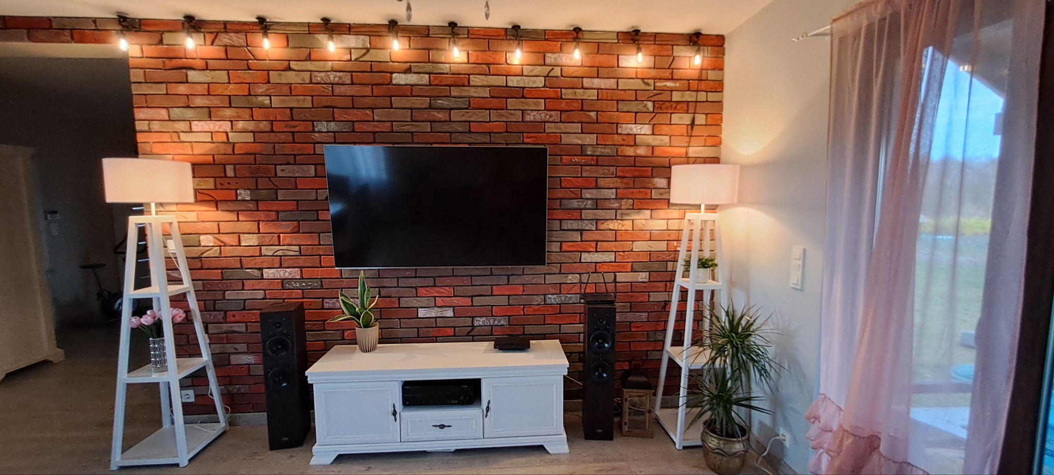 Cegiełka wykonana z tynku na scianie. Pomalowana według własnego pomysłu. Lampa własnej roboty.