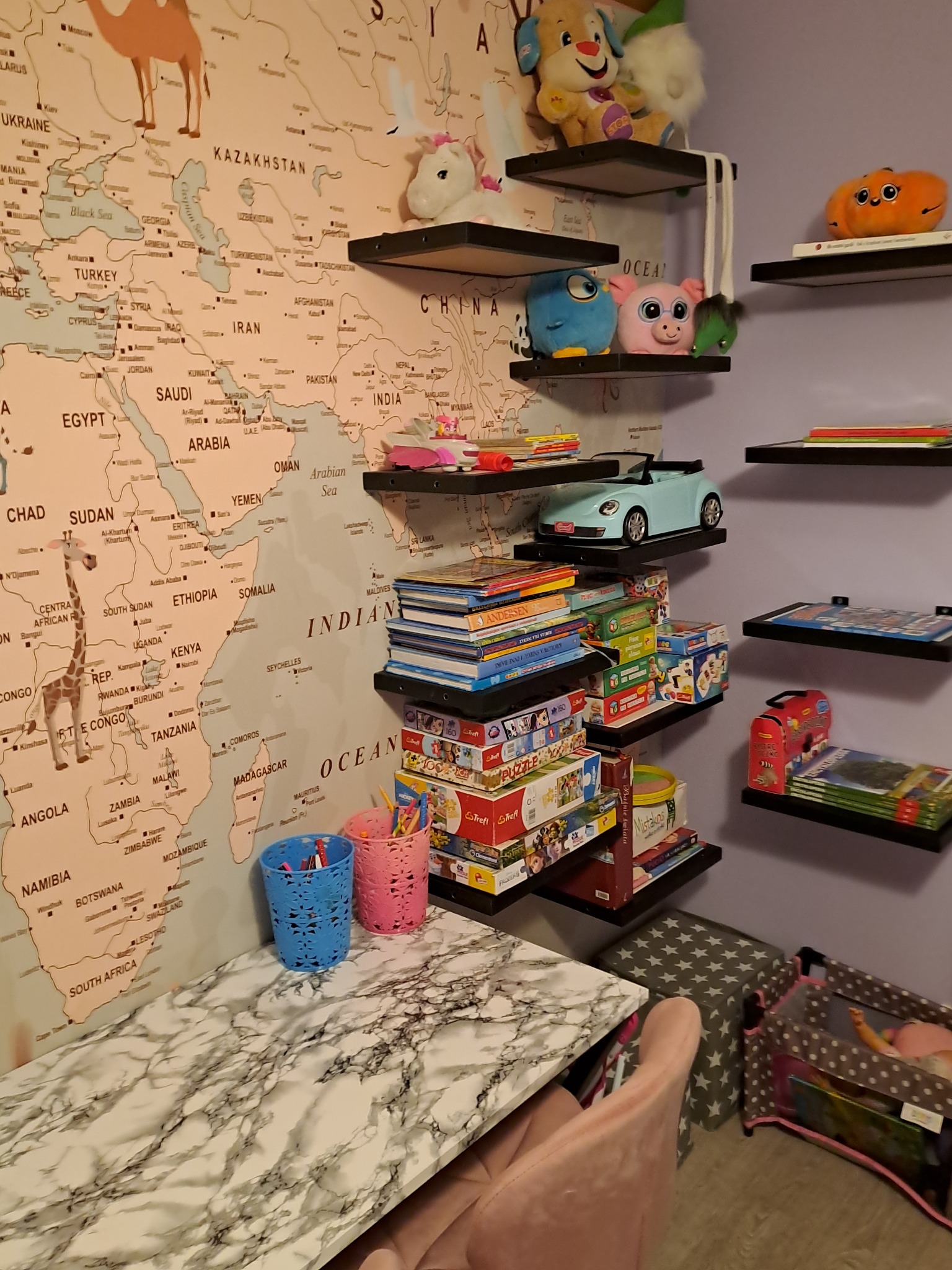 Przyklejenie fototapety w pokoju dla dzieci. Półki własny pomysł.