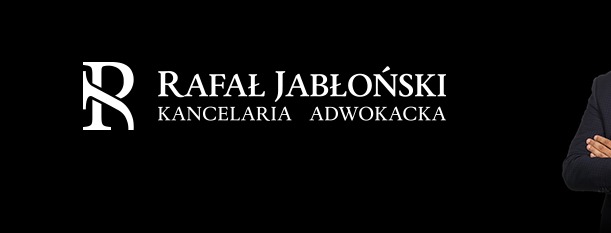 Eleganckie logo Kancelarii Adwokackiej Rafała Jabłońskiego na czarnym tle, z fragmentem sylwetki adwokata w garniturze po prawej stronie.