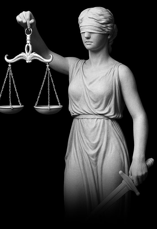 Czarno-biała statua Temidy z zasłoniętymi oczami, trzymająca wagę w lewej ręce i miecz w prawej, na czarnym tle. Symbol sprawiedliwości i prawa.
