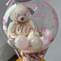 Balonowa Królowa JUSTYNA SŁABOŃSKA - Personalizowany balon z misiem i napisem 'Roczek kochanej Mirusi' w różowej kolorystyce, umieszczony w ozdobnym pudełku. Idealny prezent na roczek.