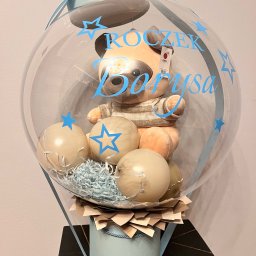 Balonowa Królowa JUSTYNA SŁABOŃSKA - Uroczy prezent na roczek: pluszowy miś w przezroczystym balonie z napisem 'Roczek Borysa', otoczony pastelowymi balonami i dekoracyjnym wypełnieniem.