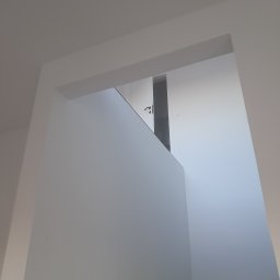 Ihor Serhiiev - Szpachlowanie betonowych stian z lampom