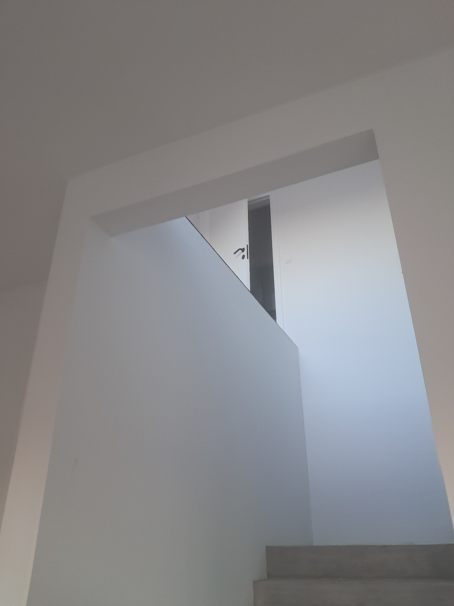 Szpachlowanie betonowych stian z lampom