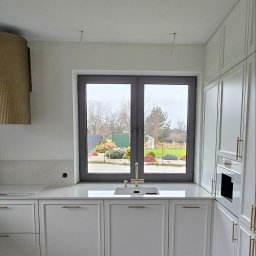 BOX SPÓŁKA Z OGRANICZONĄ ODPOWIEDZIALNOŚCIĄ - Kuchnia z frontami sztukateryjnymi , fronty lakierowane dwustronnie kolor Ral 9016