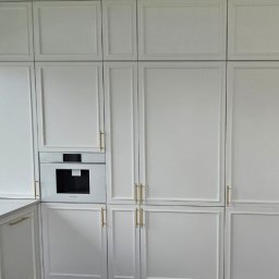 BOX SPÓŁKA Z OGRANICZONĄ ODPOWIEDZIALNOŚCIĄ - Zabudowa kuchni z ukrytym przejściem do spiżarni - fronty sztukateryjne ral 9016