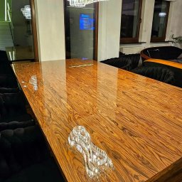 BOX SPÓŁKA Z OGRANICZONĄ ODPOWIEDZIALNOŚCIĄ - Blat stołu wykonany na wysoki połysk z forniru Palisander Santos