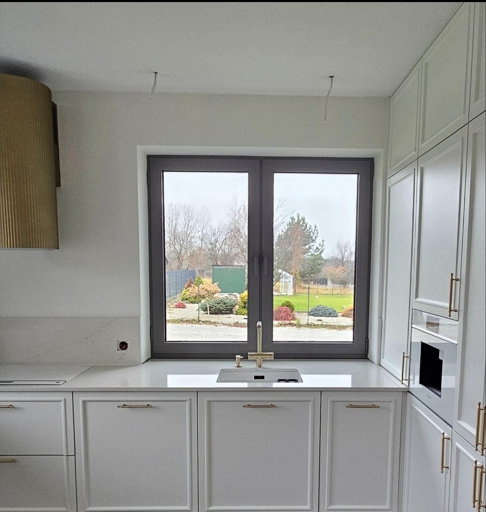 Kuchnia z frontami sztukateryjnymi , fronty lakierowane dwustronnie kolor Ral 9016